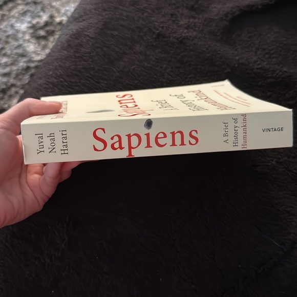 Sapiens A Brief History of Humankind by Yuval Noah Harari Book - Picture 2 of 3